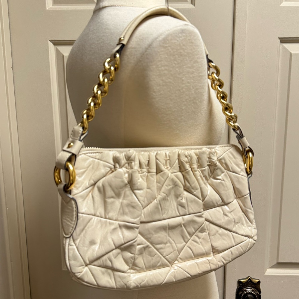 Marc Jacobs Cream Quilted Leather Shoulder Bag with Top Zip Gold Chain Hardware - Picture 4 of 14